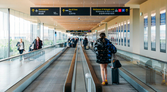 11 ডিগ্রি বিমানবন্দর মুভিং ওয়াকওয়ে VVVF নিয়ন্ত্রিত অ্যালুমিনিয়াম অ্যালয় মুভিং ফুটপাথ